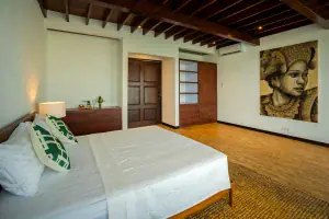 Luxe slaapkamer met kingsize-bed in Villa Breeze I Bali